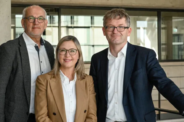 Dr. Josef Böck (Nemetschek Innovationsstiftung), Tanja Kufner (Nemetschek Group), Prof. Dr. Helmut Schönenberger (CEO UnternehmerTUM) at Munich Urban Colab (c) Charlotte Karsch | Nemetschek Group Sponsors XPRENEURS Incubator Track at UnternehmerTUM to Drive Innovation in the Construction Industry